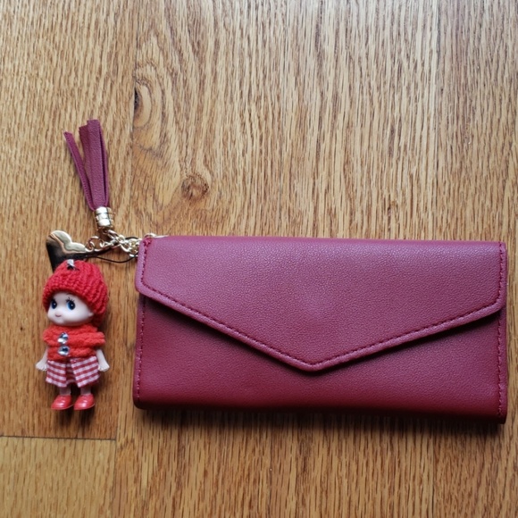 Red wallet with detachable signature doll - Picture 4 of 5